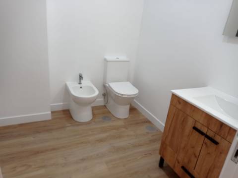Apartamento T3 - renovado, c/ estacionamento, nas Laranjeiras / Estrada da Luz - Lisboa