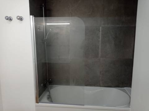 Apartamento T3 - renovado, c/ estacionamento, nas Laranjeiras / Estrada da Luz - Lisboa