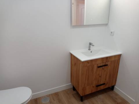 Apartamento T3 - renovado, c/ estacionamento, nas Laranjeiras / Estrada da Luz - Lisboa