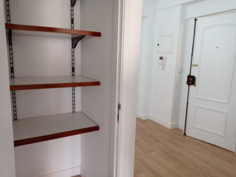 Apartamento T3 - renovado, c/ estacionamento, nas Laranjeiras / Estrada da Luz - Lisboa