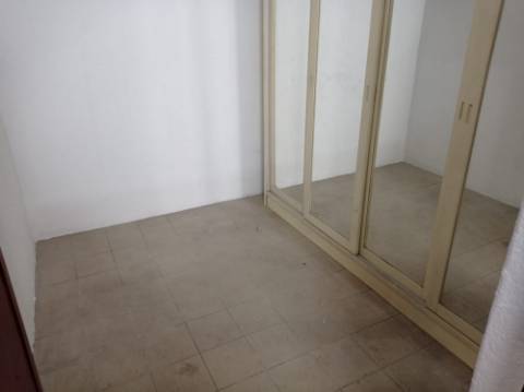 Apartamento T3 - renovado, c/ estacionamento, nas Laranjeiras / Estrada da Luz - Lisboa