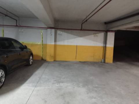 Apartamento T3 - renovado, c/ estacionamento, nas Laranjeiras / Estrada da Luz - Lisboa
