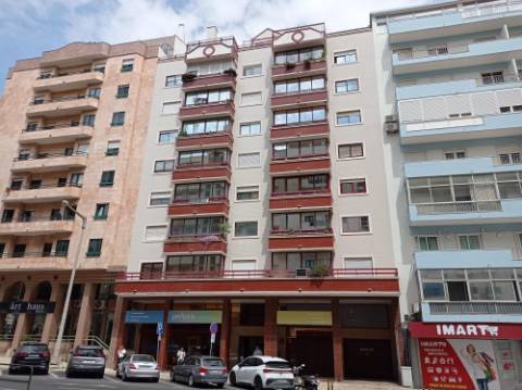 Apartamento T3 - renovado, c/ estacionamento, nas Laranjeiras / Estrada da Luz - Lisboa