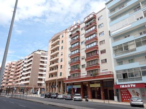 Apartamento T3 - renovado, c/ estacionamento, nas Laranjeiras / Estrada da Luz - Lisboa