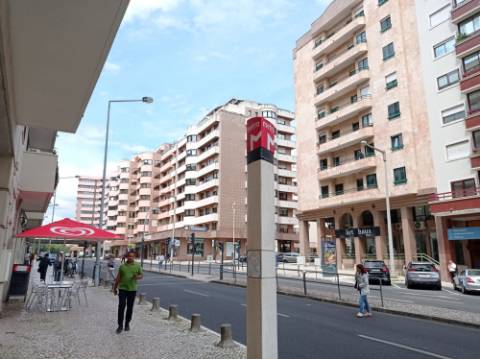 Apartamento T3 - renovado, c/ estacionamento, nas Laranjeiras / Estrada da Luz - Lisboa