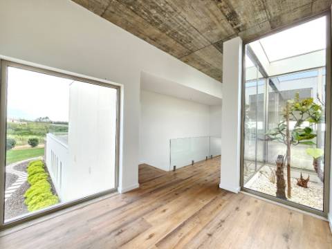 Excelente moradia T4, piscina e amplo jardim, em Peniche