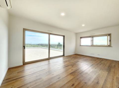 Excelente moradia T4, piscina e amplo jardim, em Peniche