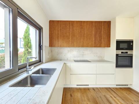 Excelente moradia T4, piscina e amplo jardim, em Peniche