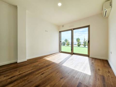 Excelente moradia T4, piscina e amplo jardim, em Peniche