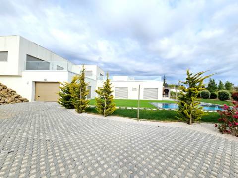 Excelente moradia T4, piscina e amplo jardim, em Peniche