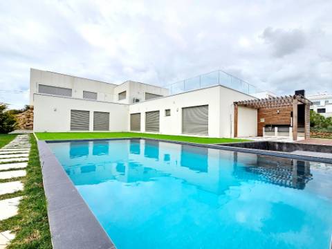 Excelente moradia T4, piscina e amplo jardim, em Peniche