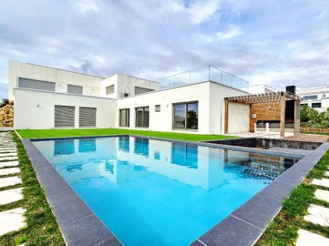 Excelente moradia T4, piscina e amplo jardim, em Peniche