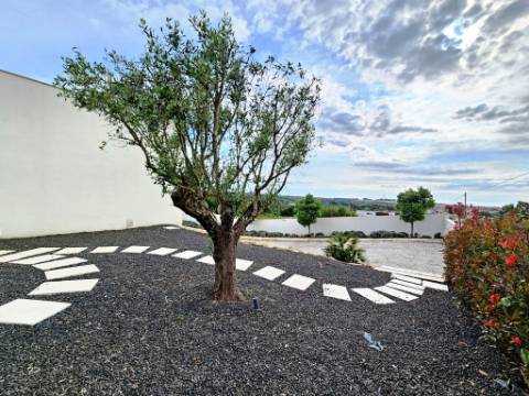 Excelente moradia T4, piscina e amplo jardim, em Peniche