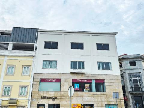 Apartamento T5 duplex, frente marina, na Figueira da Foz