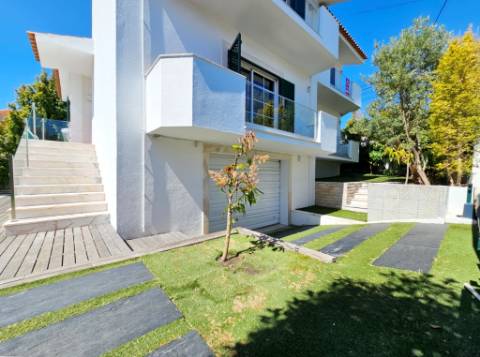 Moradia T4 com piscina, no Estoril, Cascais