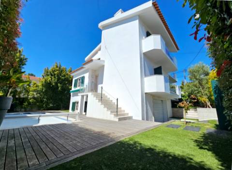 Moradia T4 com piscina, no Estoril, Cascais