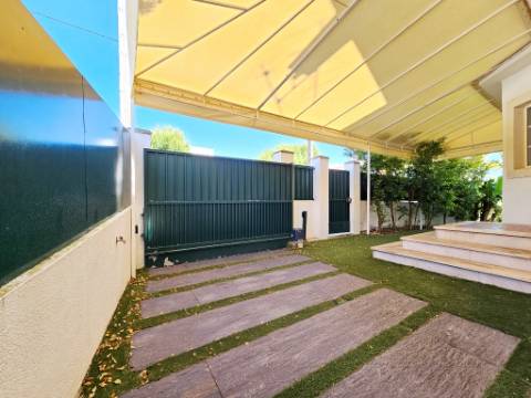 Moradia T4 com piscina, no Estoril, Cascais