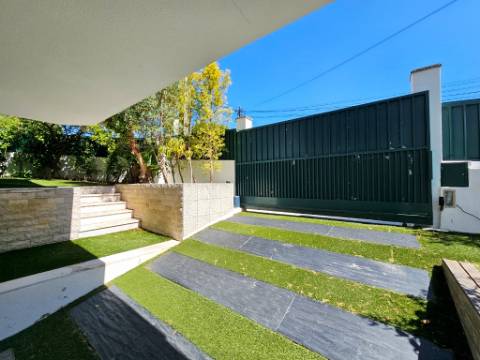Moradia T4 com piscina, no Estoril, Cascais