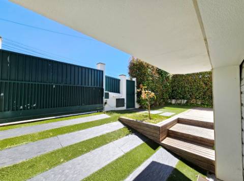 Moradia T4 com piscina, no Estoril, Cascais