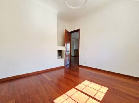 Moradia T4 com piscina, no Estoril, Cascais