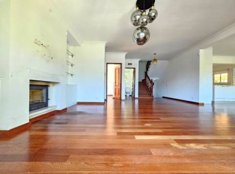 Moradia T4 com piscina, no Estoril, Cascais