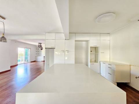 Moradia T4 com piscina, no Estoril, Cascais