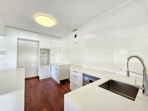 Moradia T4 com piscina, no Estoril, Cascais