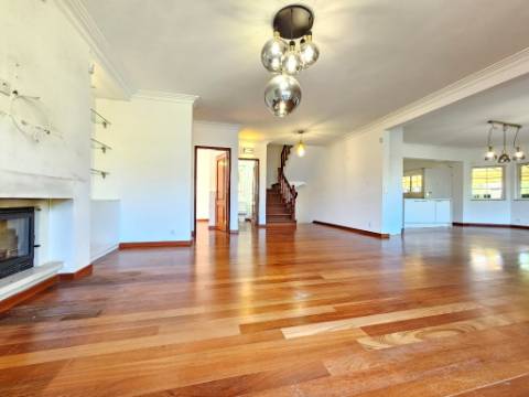 Moradia T4 com piscina, no Estoril, Cascais