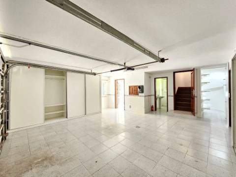 Moradia T4 com piscina, no Estoril, Cascais