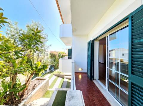 Moradia T4 com piscina, no Estoril, Cascais