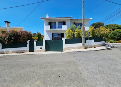 Moradia T4 com piscina, no Estoril, Cascais
