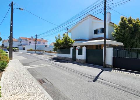 Moradia T4 com piscina, no Estoril, Cascais