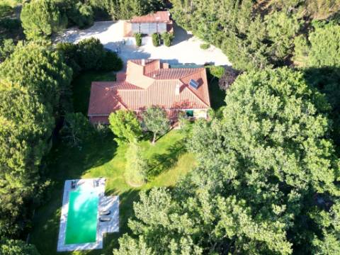 Quinta de 10154m2 com moradia T5 e piscina, na Herdade Zambujeiro, Santo Estêvão