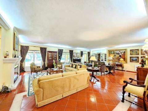 Quinta de 10154m2 com moradia T5 e piscina, na Herdade Zambujeiro, Santo Estêvão