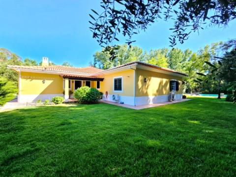 Quinta de 10154m2 com moradia T5 e piscina, na Herdade Zambujeiro, Santo Estêvão