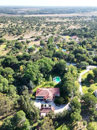 Quinta de 10154m2 com moradia T5 e piscina, na Herdade Zambujeiro, Santo Estêvão