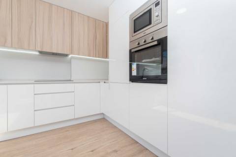 Apartamento T2 totalmente renovado em São Domingos de Benfica