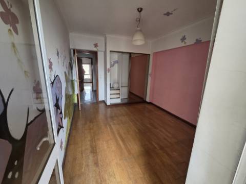 Apartamento T3 para renovar no Carregado
