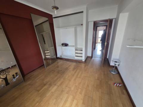 Apartamento T3 para renovar no Carregado