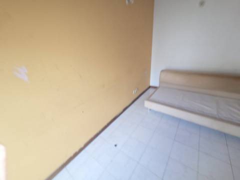 Apartamento T3 para renovar no Carregado