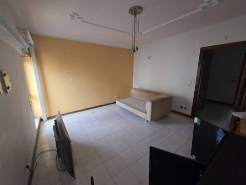 Apartamento T3 para renovar no Carregado
