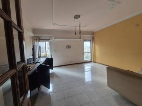 Apartamento T3 para renovar no Carregado