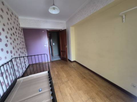 Apartamento T3 para renovar no Carregado