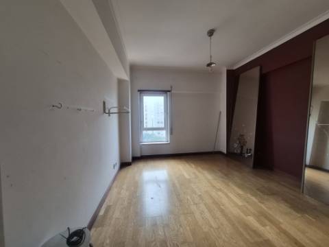Apartamento T3 para renovar no Carregado