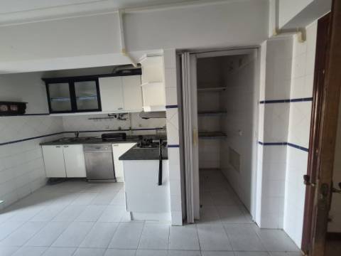 Apartamento T3 para renovar no Carregado