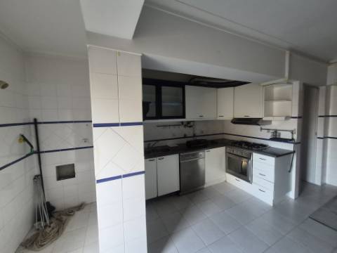 Apartamento T3 para renovar no Carregado