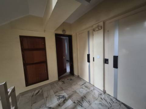 Apartamento T3 para renovar no Carregado