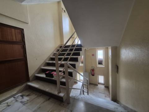 Apartamento T3 para renovar no Carregado
