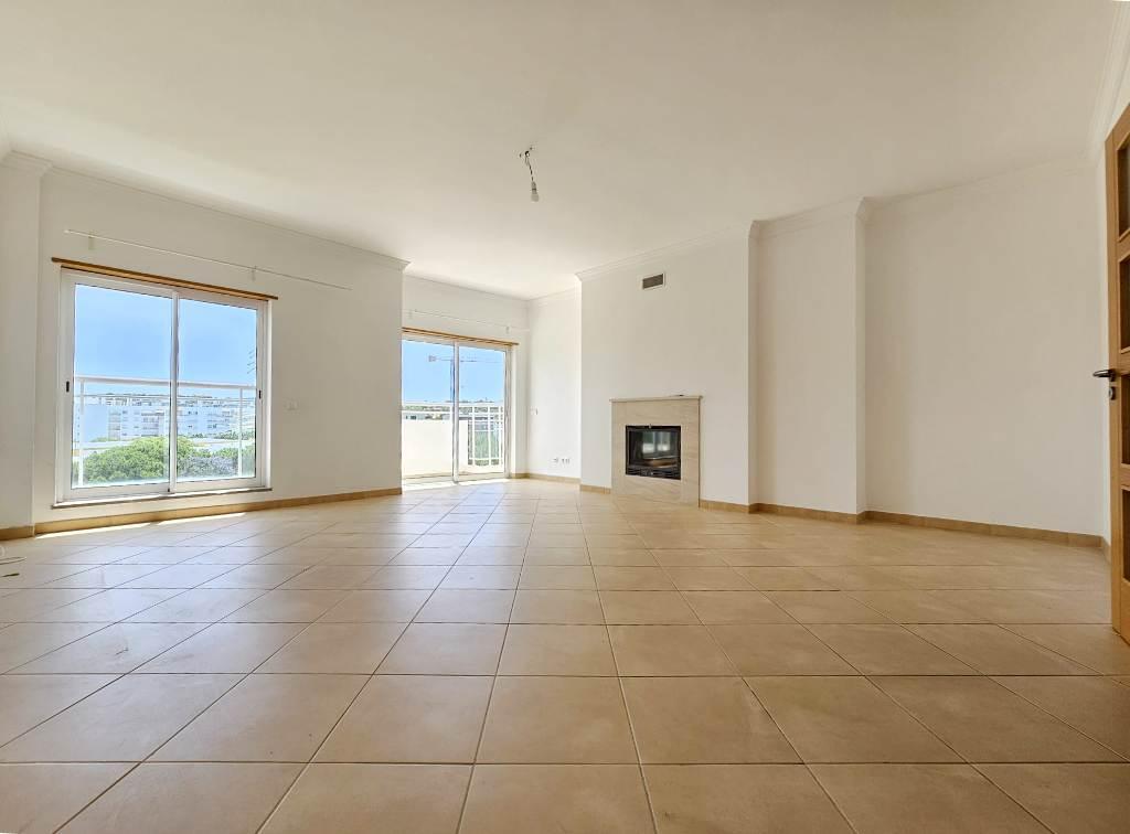 Espaçoso apartamento T3, com parqueamento, junto centro de Loulé, Algarve