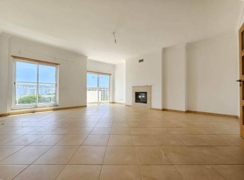 Espaçoso apartamento T3, com parqueamento, junto centro de Loulé, Algarve
